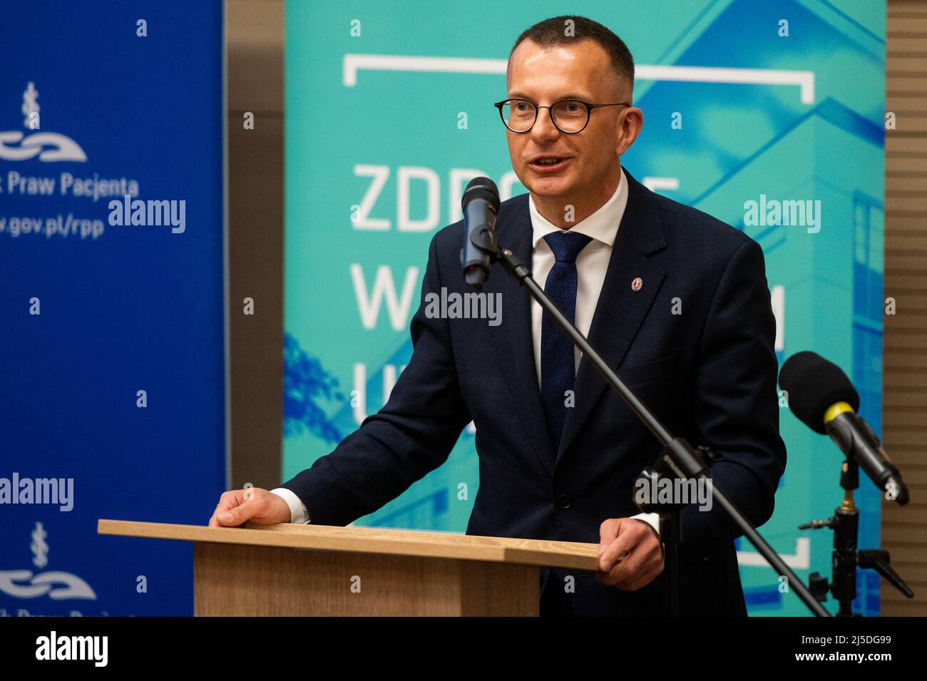 Rektor der Universität Marcin Gruchala gesehen während der Konferenz am Klinischen Zentrum der Universität. Der Gesundheitsminister stellte die Annahmen des Gesetzes über die Qualität der Gesundheitsversorgung vor, das die Patientensicherheit erhöhen soll. „Unternehmen sollen ihre Aktivitäten messen und Schlussfolgerungen ziehen – dies ist die übliche Managementmethode. Nicht jeder will gemessen werden und will sich mit anderen vergleichen. Vor allem diejenigen, die unter dem Durchschnitt liegen" - sagte Minister Niedzielski während der Konferenz. (Foto von Mateusz Slodkowski/SOPA Images/Sipa USA) Stockfoto