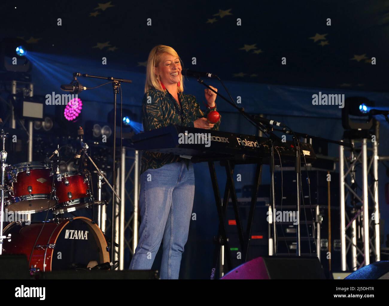 Truro, Großbritannien. 22. April 2022. 22.. April 2022, Penhallow, Truro, Großbritannien. Joanna Cooke spielt die Hauptbühne am ersten Tag des Rattler Fests 2022 auf der Healeys Cornish Cider Farm. Quelle: Pathos Images/Alamy Live News Stockfoto