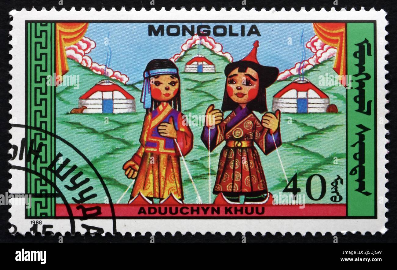 MONGOLEI - UM 1988: Eine in der Mongolei gedruckte Marke zeigt Puppen aus Aduuchyn Khuu, Volkskunde, um 1988 Stockfoto