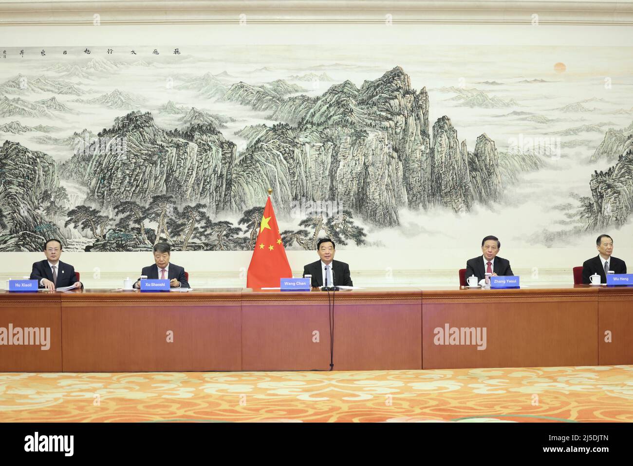 Peking, China. 22. April 2022. Wang Chen, Mitglied des Politbüros des Zentralkomitees der Kommunistischen Partei Chinas und stellvertretende Vorsitzende des Ständigen Ausschusses des Nationalen Volkskongresses, trifft sich mit Ana Maria Mary Machado, Vizepräsidentin der Nationalen Volksmachtversammlung (ANPP) Kubas, über Video-Link in Peking, Capital of China, 22. April 2022. Quelle: Liu Bin/Xinhua/Alamy Live News Stockfoto