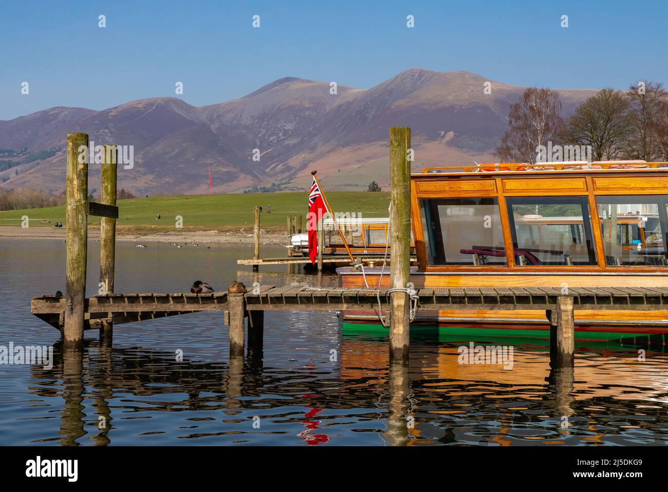 Holzdock auf Derwentwater im Nachmittagslicht. Keswick, England. Stockfoto