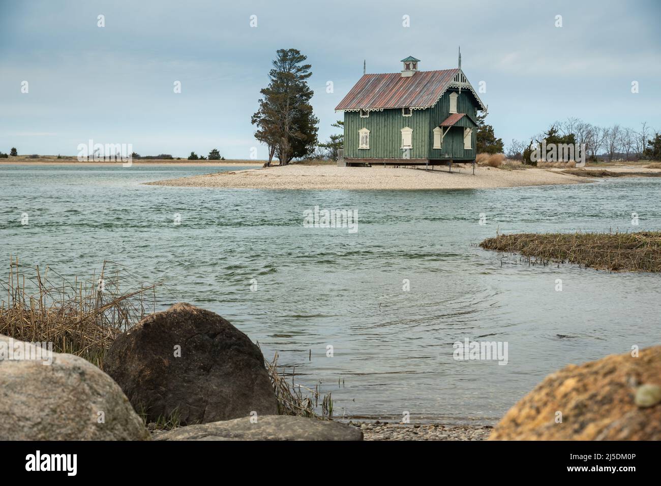 Eine alte Fischerhütte am Strand. Stony Brook Stockfoto