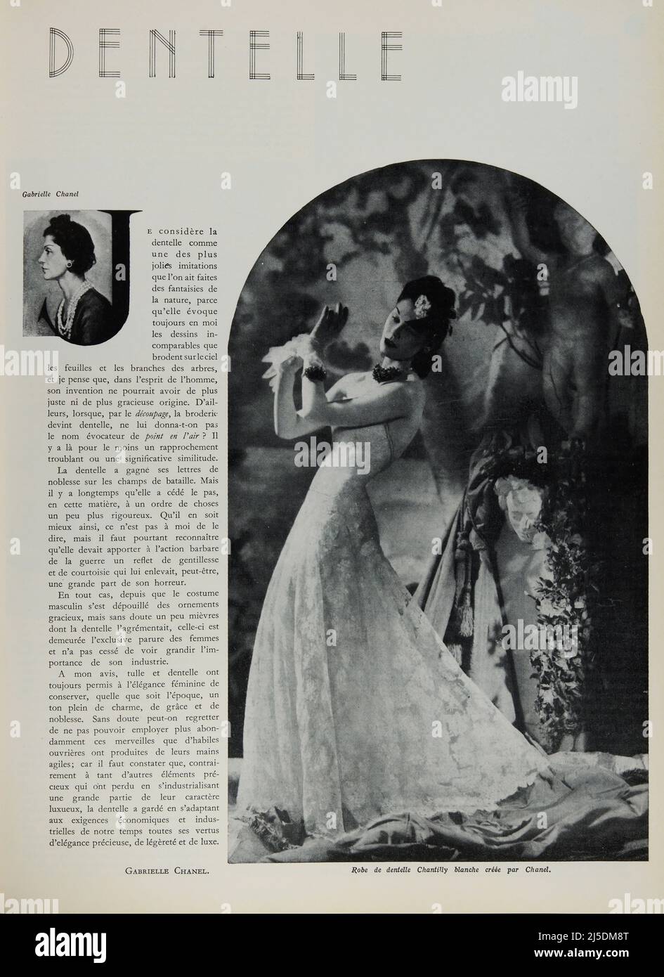 Eng translation : ' GABRIELLE CHANEL. Weißes Kleid aus chantilly Spitze von Chanel ' - Original in französisch : ' GABRIELLE CHANEL. Robe de dentelle Chantilly blanche créée par Chanel ' - Auszug aus 'L'Illustration Journal Universel' - Französische Illustrierte Zeitschrift - 1939 Stockfoto