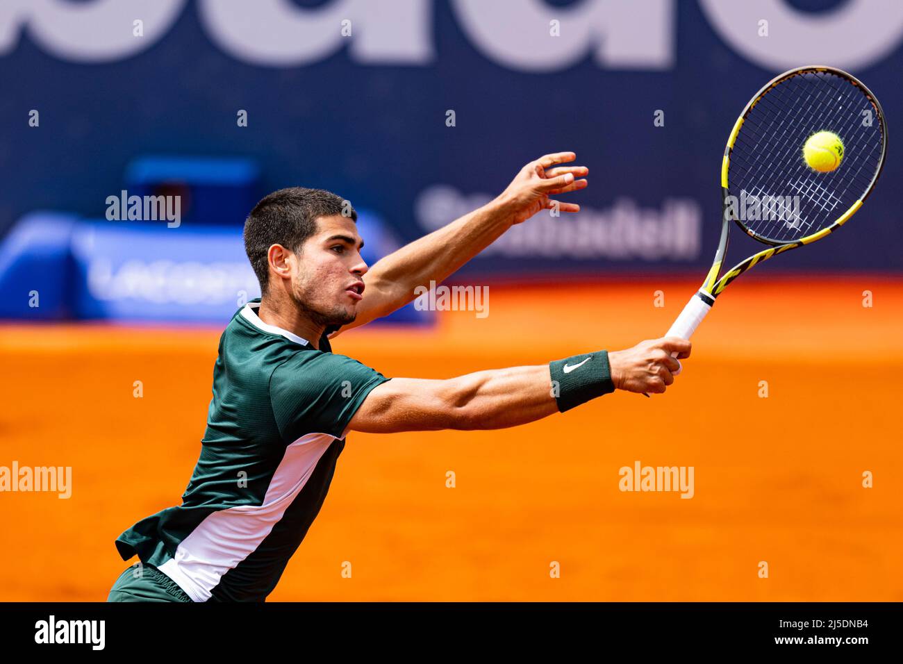 Barcelona, Spanien. 22. April 2022. Carlos Alcaraz aus Spanien in Aktion während der Barcelona Open Banc Sabadell im Real Club de Tenis Barcelona am 22. April 2022 in Barcelona, Spanien. Foto: Siu Wu. Kredit: dpa/Alamy Live Nachrichten Stockfoto