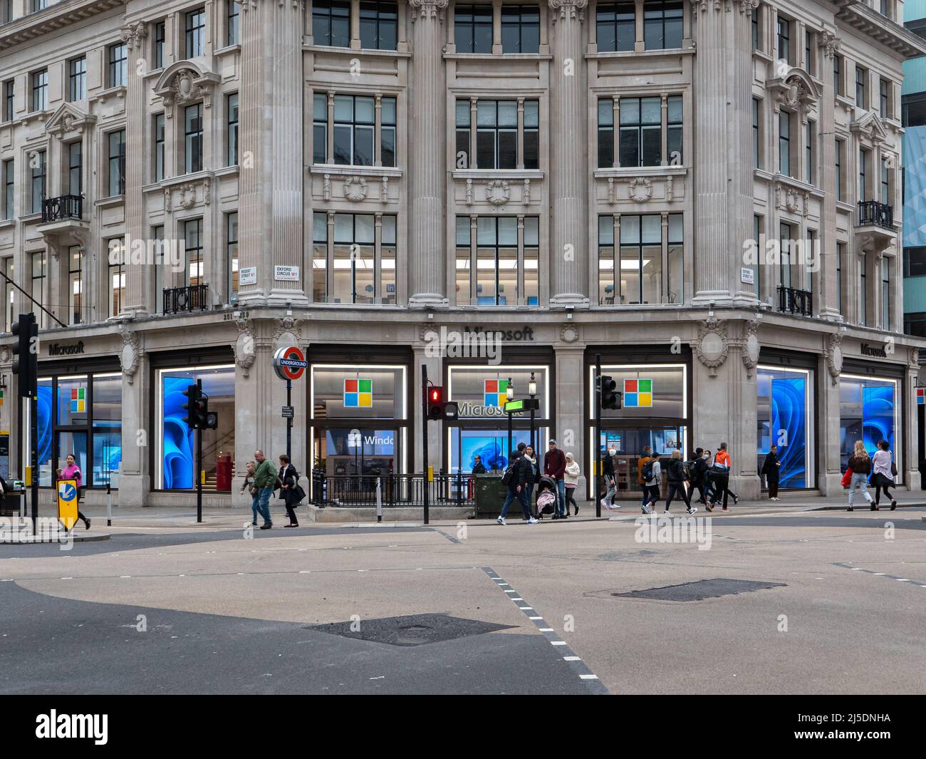 London, UK-27.10.21: Microsoft Store auf dem Oxford Circus in London. Einer von vier Geschäften, die nicht geschlossen, aber zu „Erlebniszentren“ renoviert wurden Stockfoto