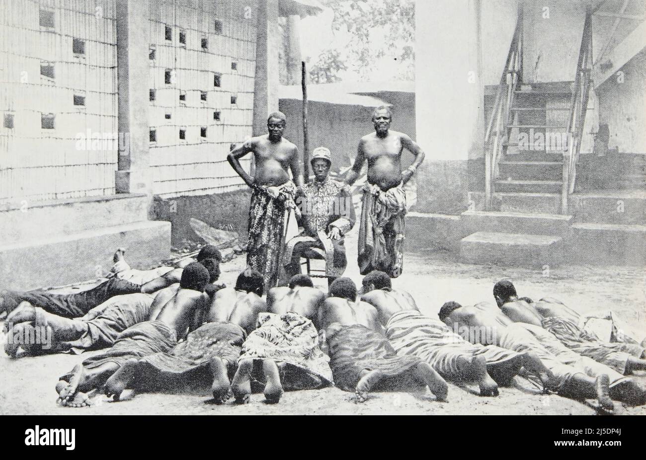 Eng translation : ' der König von Porto-Novo, Adjiki-Toffa, der den Vorsitz über einen ministerrat führt.' - Original in französisch : ' Le roi de Porto-Novo, Adjiki-Toffa, présidant un conseil des Ministers. ' - Auszug aus 'L'Illustration Journal Universel' - Französische Illustrierte Zeitschrift - 1908 Stockfoto