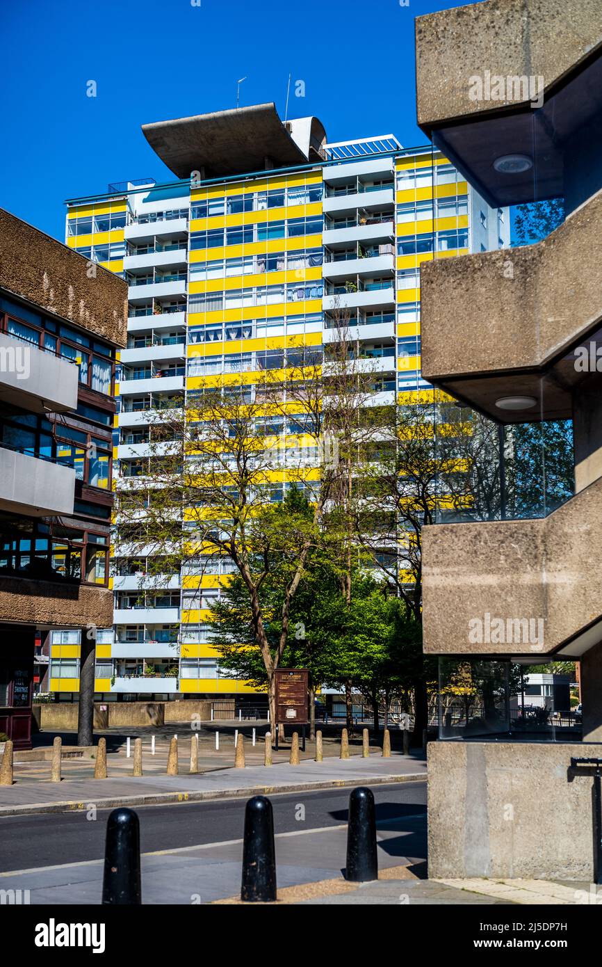 Great Arthur House auf dem Golden Lane Estate in der City of London. Ein 16-geschossiger Wohnblock wurde 1956 fertiggestellt. Architekten Chamberlin, Powell und Bon. Stockfoto