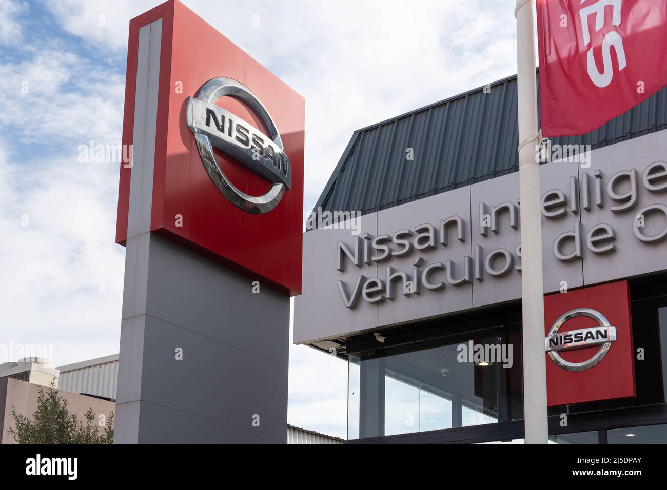 Palma de Mallorca, Spanien; april 08 2022: Händlerbetrieb des multinationalen Automobilkonzerns Nissan bei Sonnenuntergang. Palma de Mallorca, Spanien Stockfoto