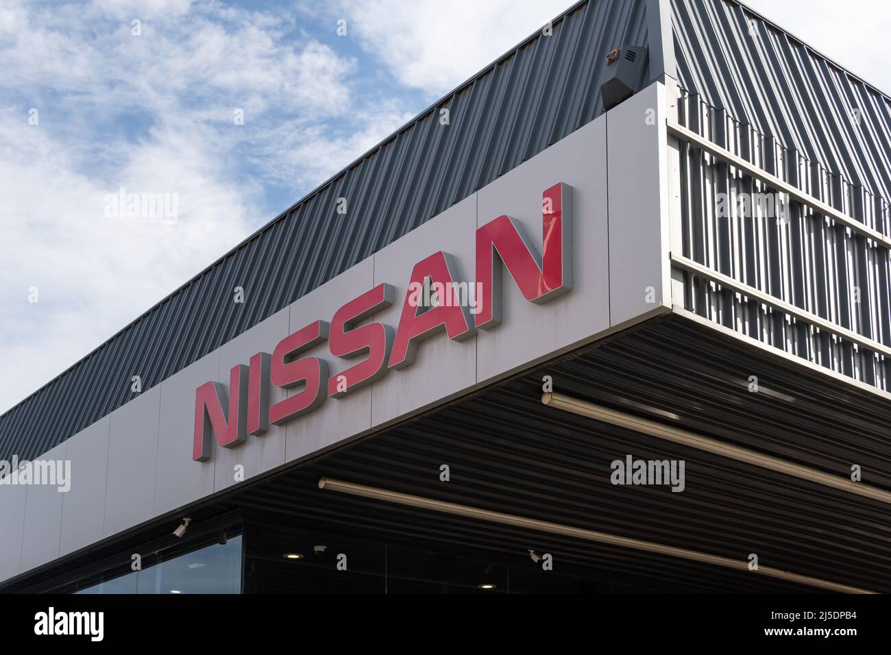 Palma de Mallorca, Spanien; april 08 2022: Händlerbetrieb des multinationalen Automobilkonzerns Nissan bei Sonnenuntergang. Palma de Mallorca, Spanien Stockfoto