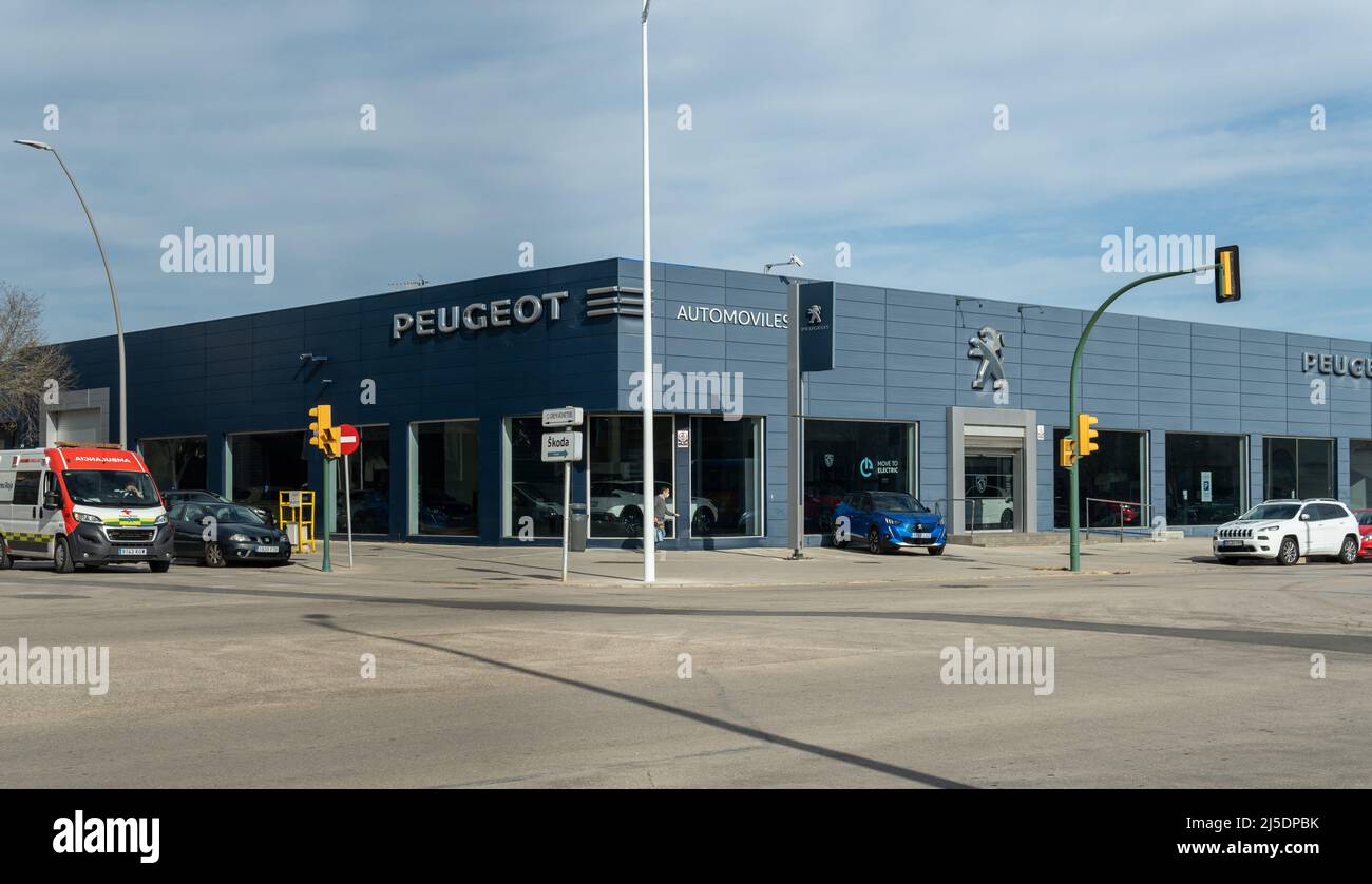 Palma de Mallorca, Spanien; april 08 2022: Händlerbetrieb des multinationalen Automobilkonzerns Peugeot bei Sonnenuntergang. Palma de Mallorca, Spanien Stockfoto