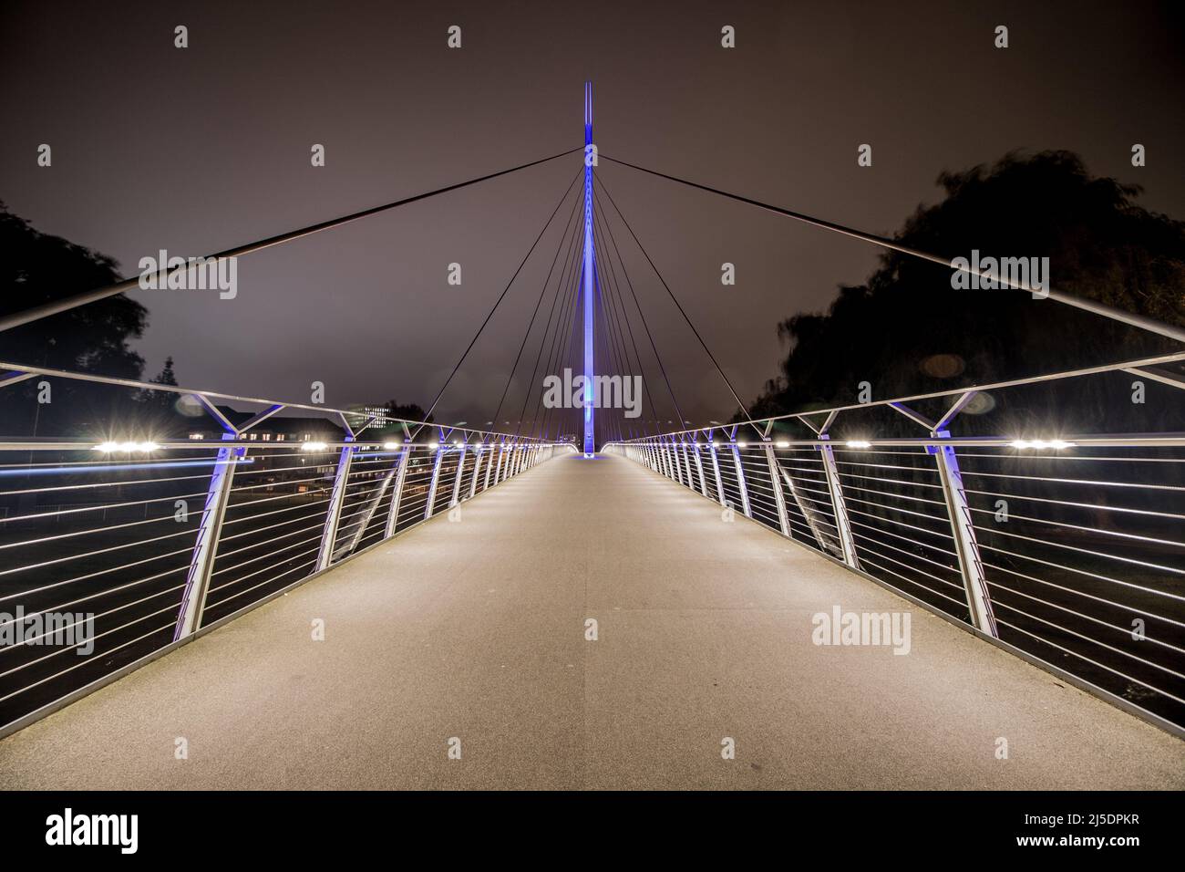 Die Christchurch Bridge, ursprünglich als Reading Pedestrian and Cycle Bridge bekannt, ist eine Fußgänger- und Fahrradbrücke über die Themse in Reading. Stockfoto