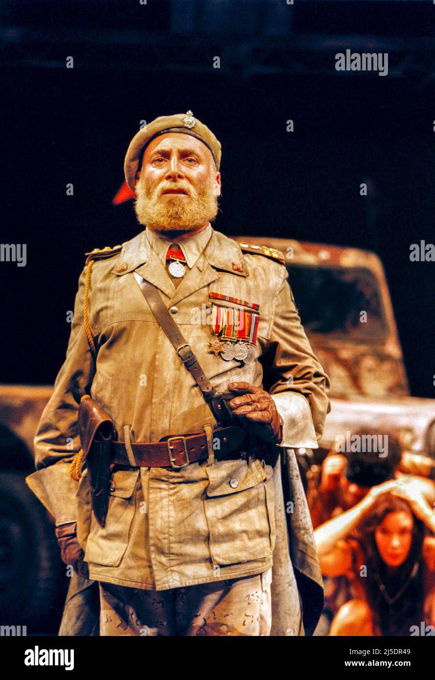 Antony Sher (Titus Andronicus) in TITUS ANDRONICUS von Shakespeare im West Yorkshire Playhouse, Leeds, England 12/07/1995 A Market Theatre Johannesburg Produktion Bühnenbild: Nadya Cohen Kostüme: Sue Steele Beleuchtung: Mark Jonathan Kämpfe: Terry King Regie: Gregory Doran Stockfoto