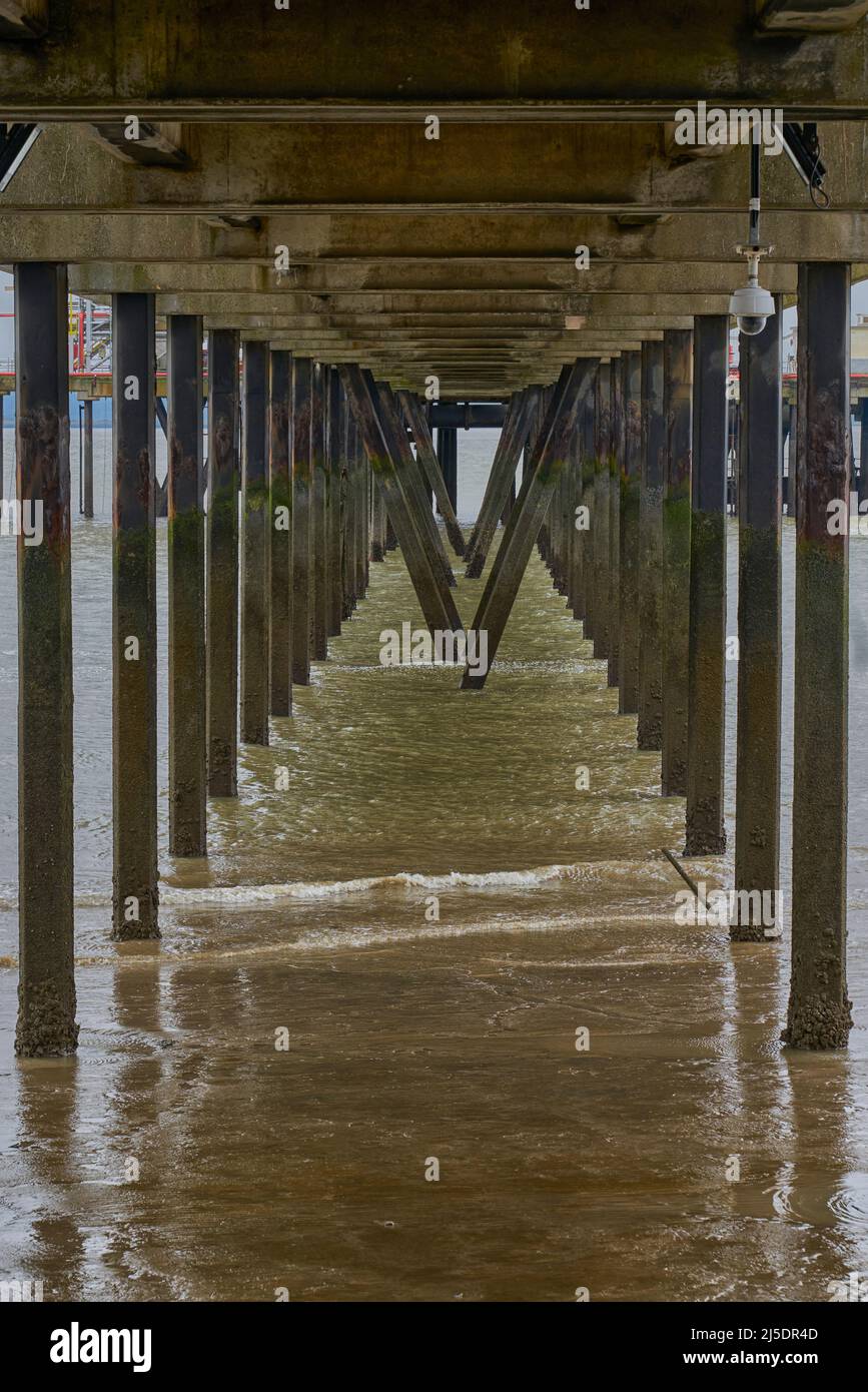 Säulen des Piers canvey Island. Struktur des Seebrücke. Pier am Meer. Stockfoto