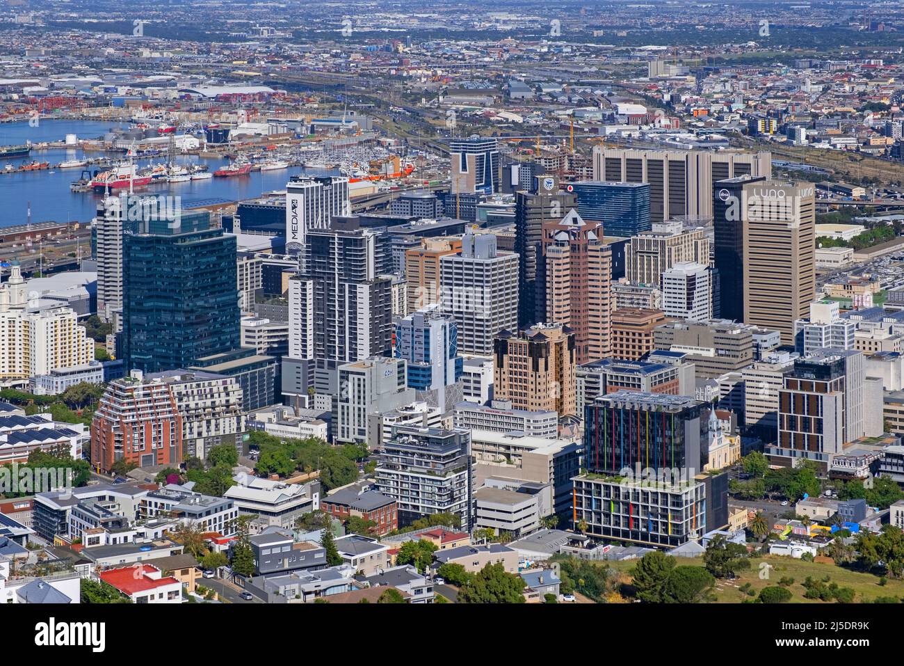 Luftaufnahme über den Hafen/Hafen und Wolkenkratzer im zentralen Geschäftsviertel von Kapstadt/CBD, Teil von Kaapstad, Westkap, Südafrika Stockfoto