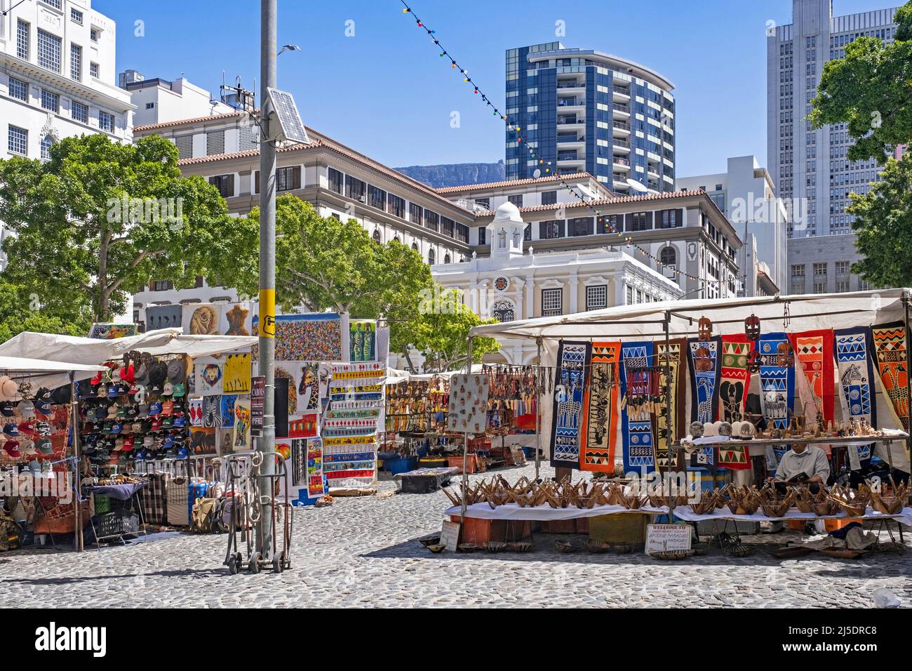 Stände, die afrikanische Souvenirs auf dem Greenmarket Square im City Bowl-Bereich von Kapstadt / Kaapstad, Western Cape Province, Südafrika, verkaufen Stockfoto