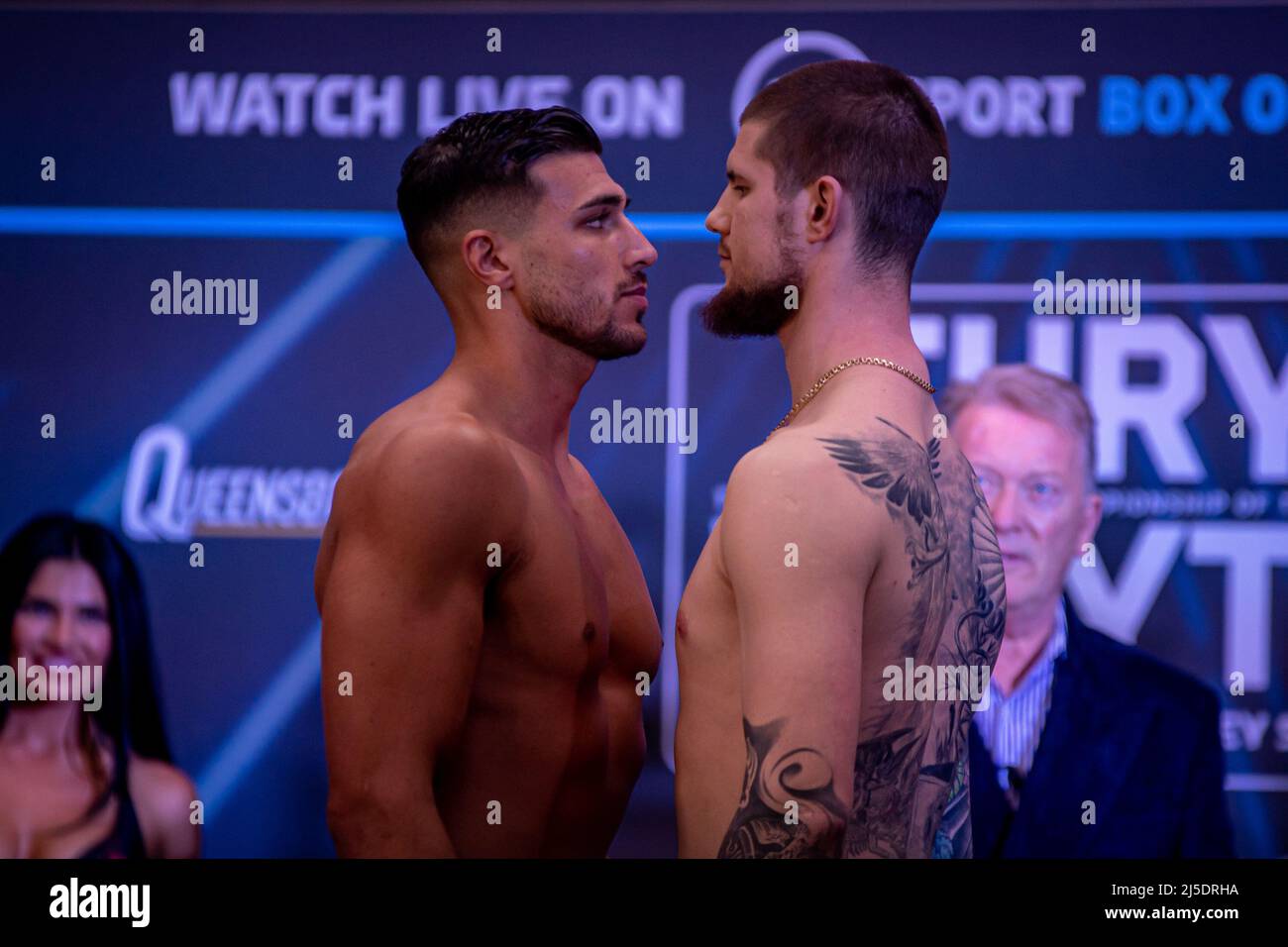 London, Großbritannien. 22. April 2022. LONDON, ENGLAND - 22. APRIL: (L-R) die Boxer Tommy Fury und Daniel Bocianski treten beim offiziellen Wiegen für Fury gegen Whyte am 22. April 2022 im Boxepark in London, England, Großbritannien, ins Gespräch. (Foto von Matt Davies/PxImages) Credit: Px Images/Alamy Live News Stockfoto