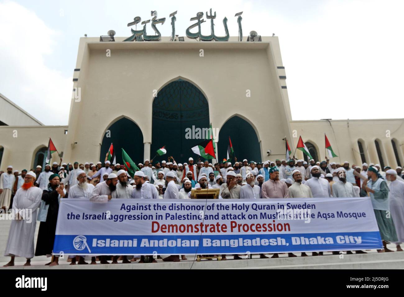 DHAKA,BANGLADESCH,APRIL 22,2022: Aktivisten der Islami Andolan Bangladesh Partei waten während einer Demonstration der aga Flaggen von Palästina (L) und Bangladesch Stockfoto