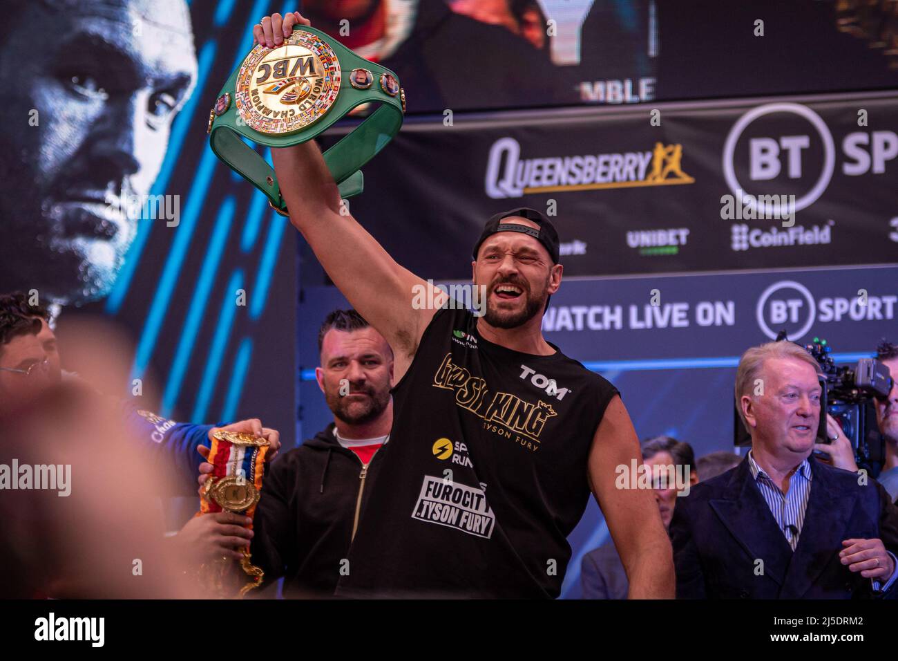 LONDON, ENGLAND - 22. APRIL: Boxer Tyson Fury zeigt seinen WBC-Gürtel während der offiziellen Wägung für seinen Kampf gegen Dillian Whyte am 22. April 2022 im Boxepark in London, England, Großbritannien. (Foto von Matt Davies/PxImages) Credit: Px Images/Alamy Live News Stockfoto