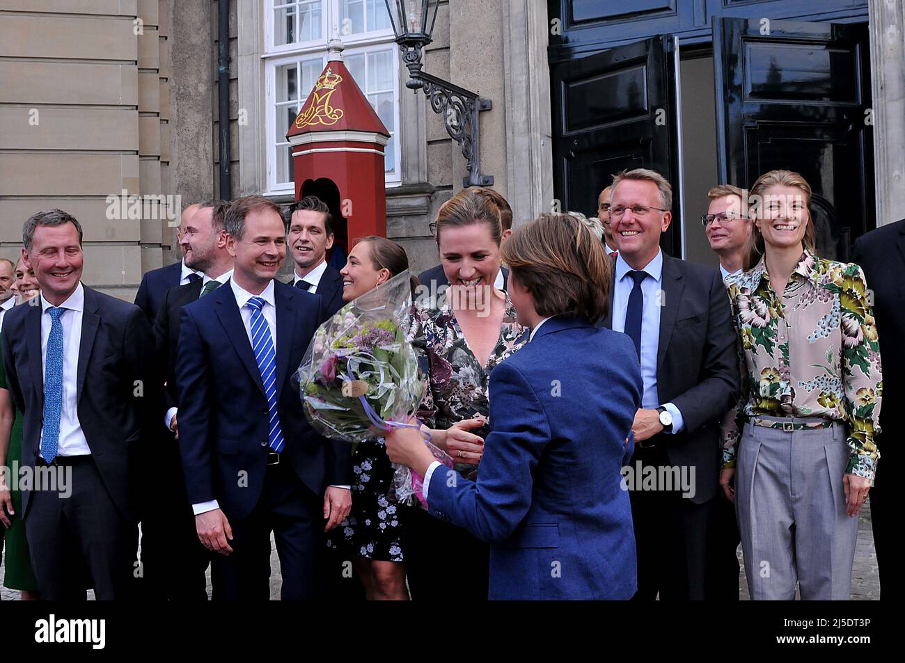 Kopenhagen /Dänemark./ 27June 2019/Frau Mette Frederiksen Neue premierministerin Dänemarks und ihr Sohn Magne Harr grüßen mit Fuhern und Umarmungen und ihr solistisches sozialdemokratisches Govorment nach 40 Jahren presst sie ihr Ministerteam zunächst auf S.M. die Königin Margrethe II. Von Dänemark kann ein weiteres königliches Familienmitglied im Aamelineborg-Palast und sein Später präsentiert sie ihre New Got Ministerin für Presse und Nation vor dem Amalienborg-Papace in Kopenhagen Dänemark hat sie 6 weibliche Ministerin in ihrem Team einige minitre sind neue Gesichter im minter-Team, die neue Sozialmemokratin priem-Ministerin Mette Frederisken und Ministin Stockfoto