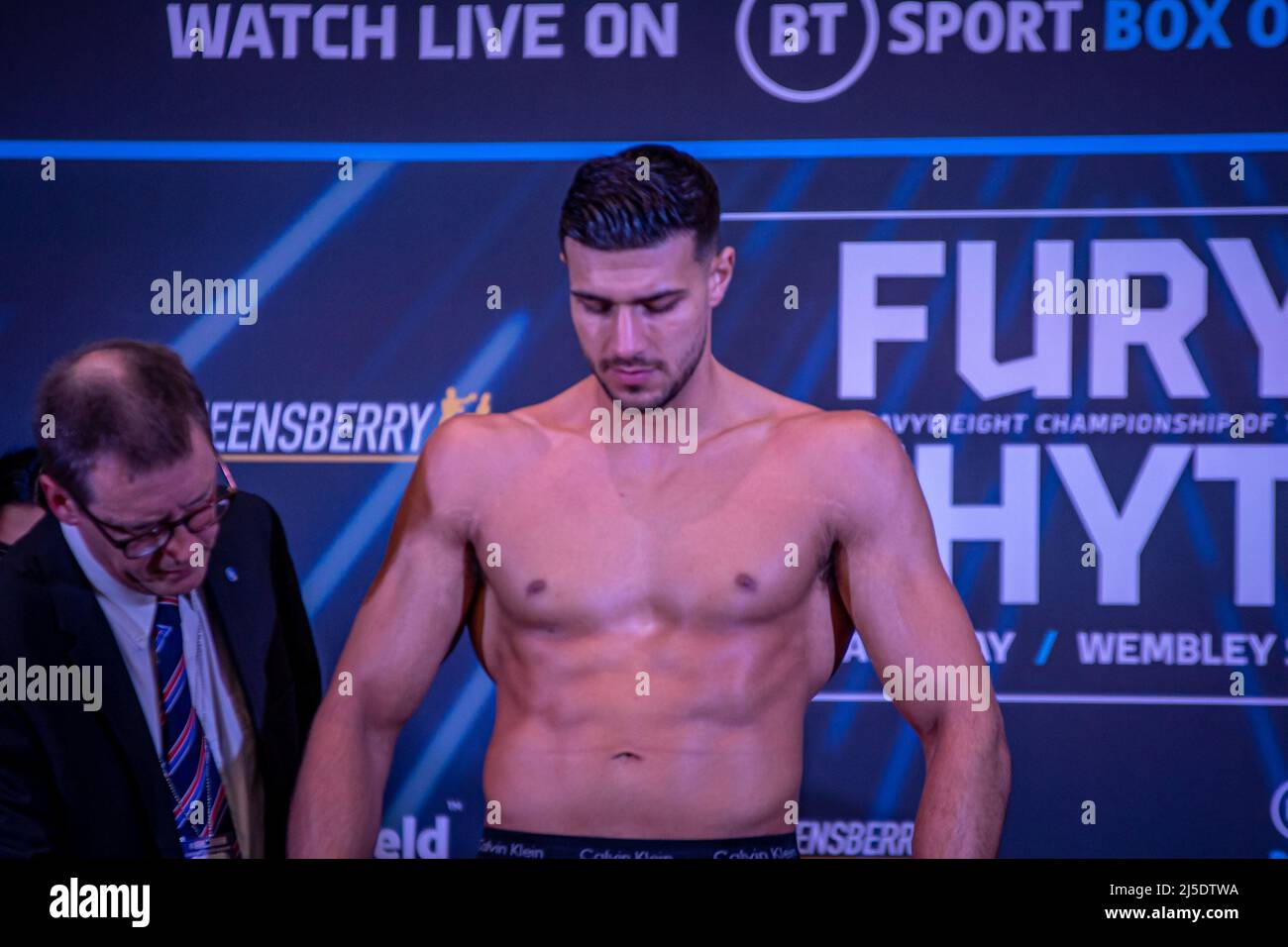 London, London, England, Großbritannien. 22. April 2022. LONDON, ENGLAND - 22. APRIL: Boxer Tommy Fury tritt während des offiziellen Wägevorgangs für seinen Kampf gegen Daniel Bocianski am 22. April 2022 im Boxepark in London, England, Großbritannien, auf die Waage. (Bild: © Matt Davies/PX Imagens via ZUMA Press Wire) Bild: ZUMA Press, Inc./Alamy Live News Stockfoto