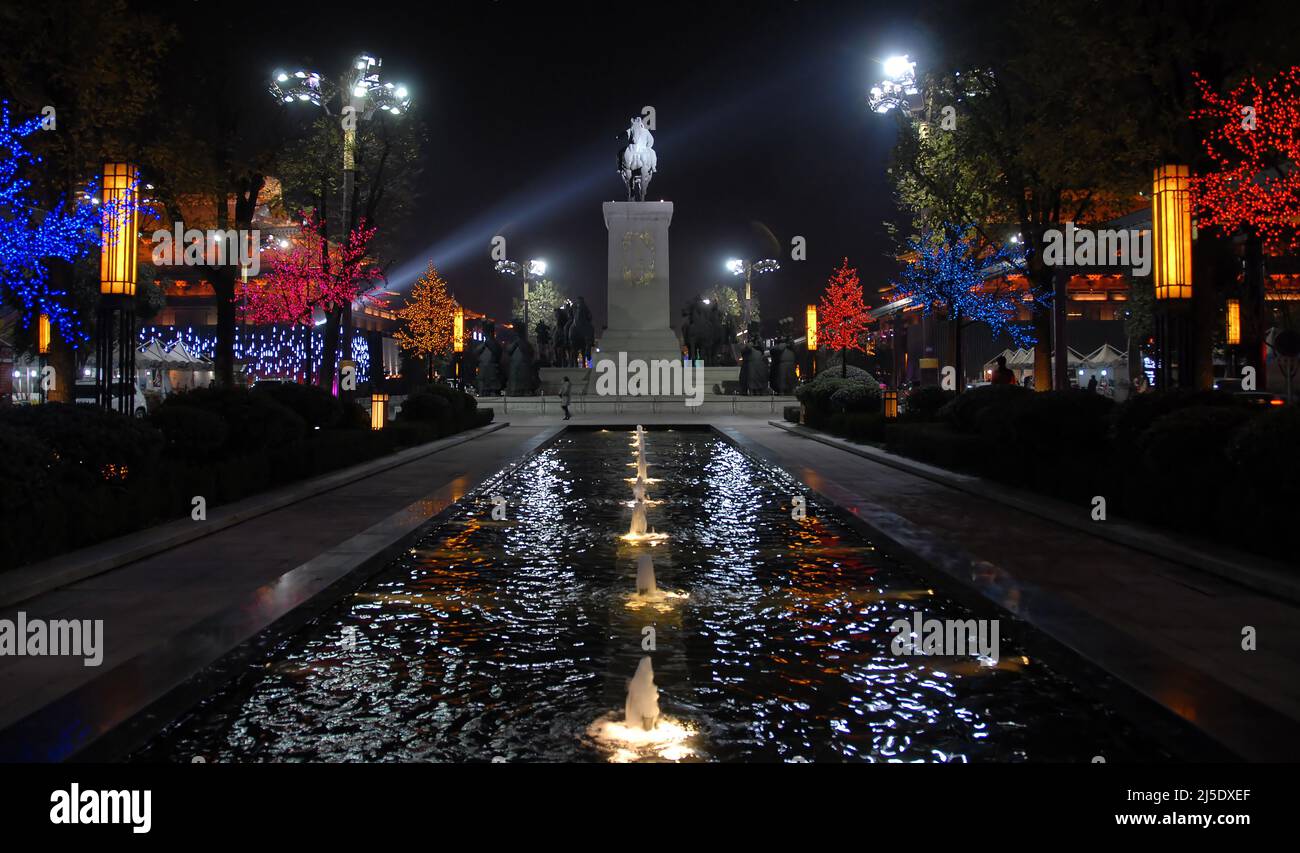 Xian, Provinz Shaanxi, China: Statuen und Brunnen in Xian, Teil der großen Tang-Dynastie, immer helle Stadt in der Nacht. Feier der Tang Dynastie. Stockfoto