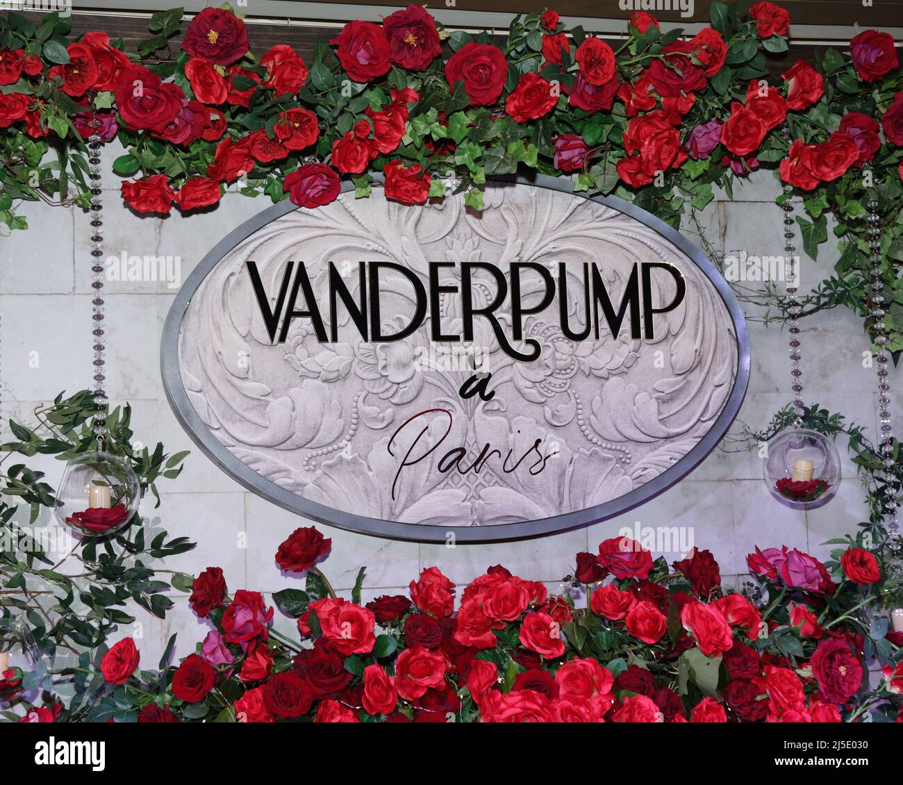 Las Vegas, NV, USA. 21. April 2022. Atmosphäre bei der Ankunft für Vanderpump A Paris Grand Opening, Paris Las Vegas, Las Vegas, NV 21. April 2022. Kredit: JA/Everett Collection/Alamy Live Nachrichten Stockfoto