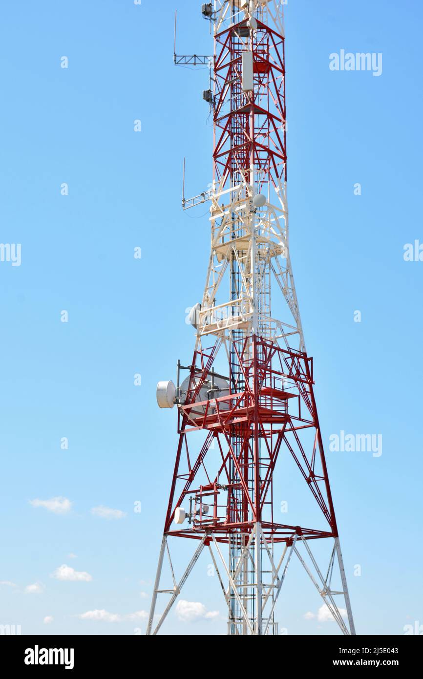 Torre de telecomunicaciones en lo Alto de una Montaña Stockfoto