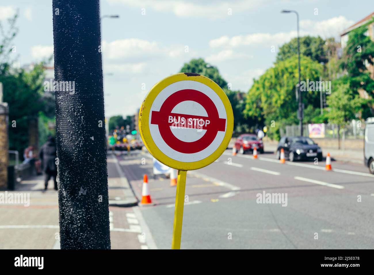 Vorübergehendes Schild mit einer Bushaltestelle an einer Straße in London Stockfoto