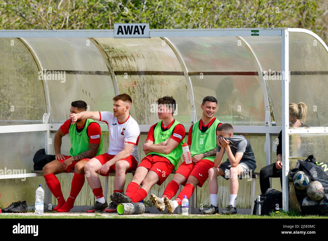 Pontardawe, Wales. 16. April 2022. Dinas Powys Spieler im Auswärtsspiel während des Spiels der Ardal South West League zwischen Pontardawe Town und Dinas Powys im Parc Ynysderw in Pontardawe, Wales, Großbritannien am 16. April 2022. Quelle: Duncan Thomas/Majestic Media. Stockfoto