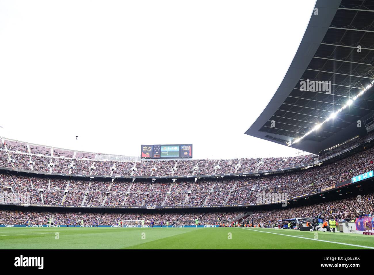 Fans verzeichnen während des UEFA Womens Champions League Fußballspiels zwischen dem FC Barcelona und dem VFL Wolfsburg im Camp Nou in Barcelona, Spanien. , . Daniela Porcelli/SPP Quelle: SPP Sport Press Foto. /Alamy Live News Stockfoto