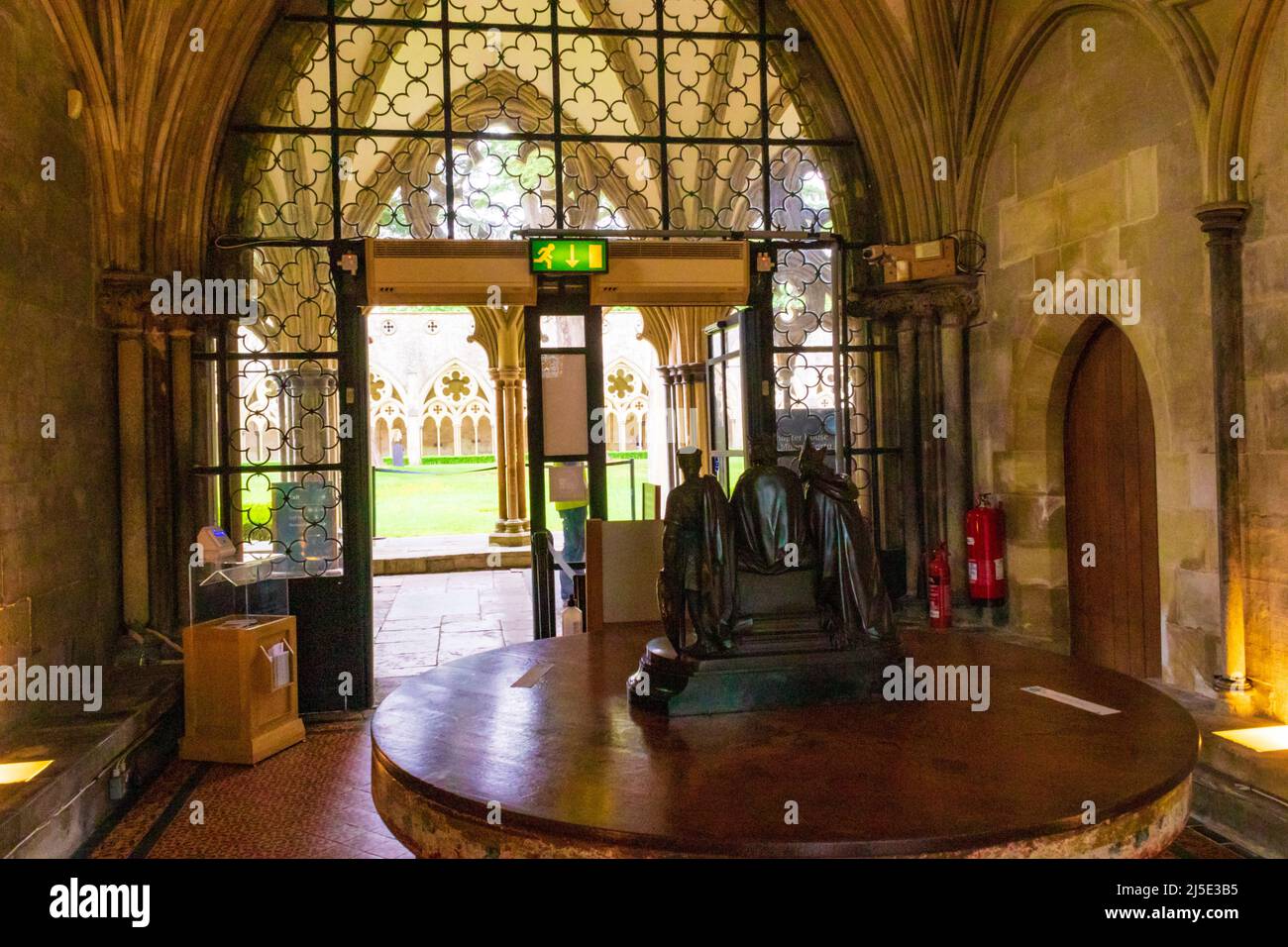 Das Innere des Kapitelhauses von Magna Carta in der anglikanischen Kathedrale von Salisbury, Wiltshire, England, Großbritannien Stockfoto