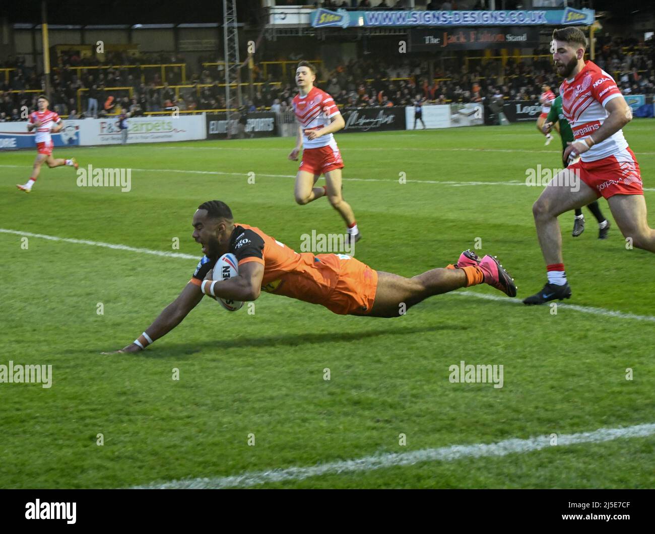 Castleford, Großbritannien. 22. April 2022. Jason Qareqare von Castleford Tigers erzielt am 4/22/2022 den ersten Versuch in Castleford, Großbritannien. (Foto von Melie Allatt/News Images/Sipa USA) Quelle: SIPA USA/Alamy Live News Stockfoto