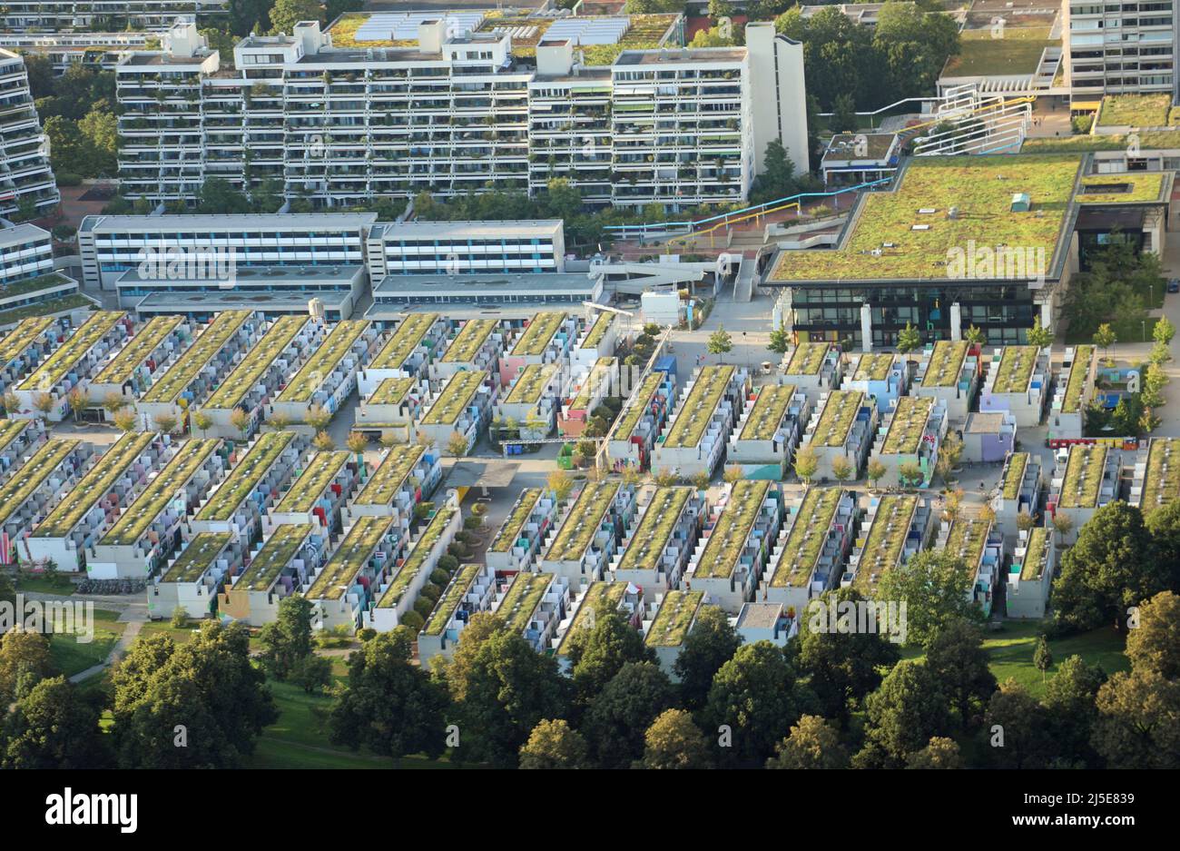 München, München, Deutschland - 25. August 2021: Blick von oben auf das OLYMPISCHE DORF mit Häusern und Wohnungen, die während der Olympischen Sommerspiele 1972 genutzt wurden Stockfoto