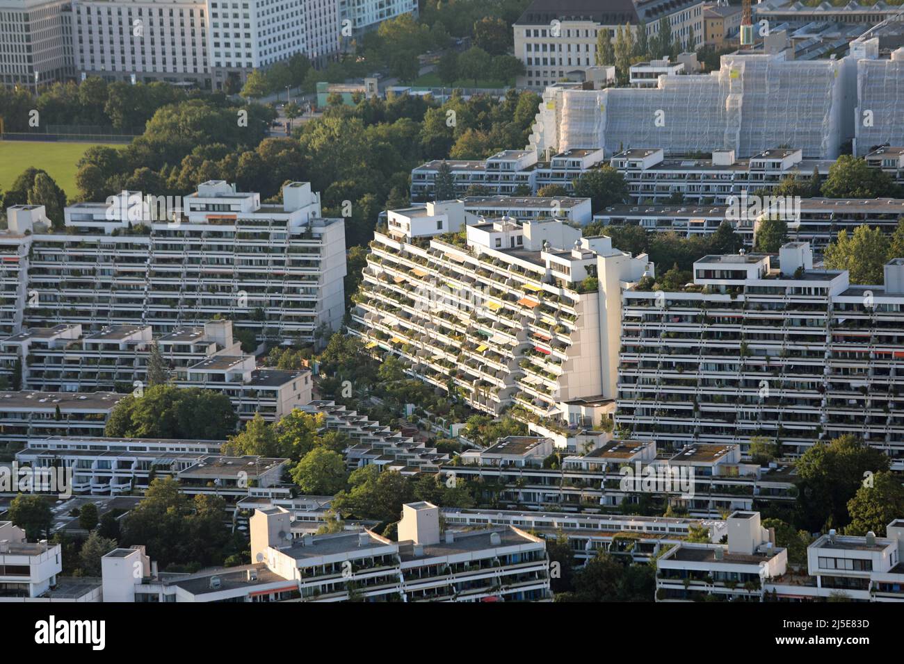 München, München, Deutschland - 25. August 2021: Blick von oben auf das OLYMPISCHE DORF mit Häusern und Wohnungen, die bei den Olympischen Sommerspielen 1972 genutzt wurden Stockfoto