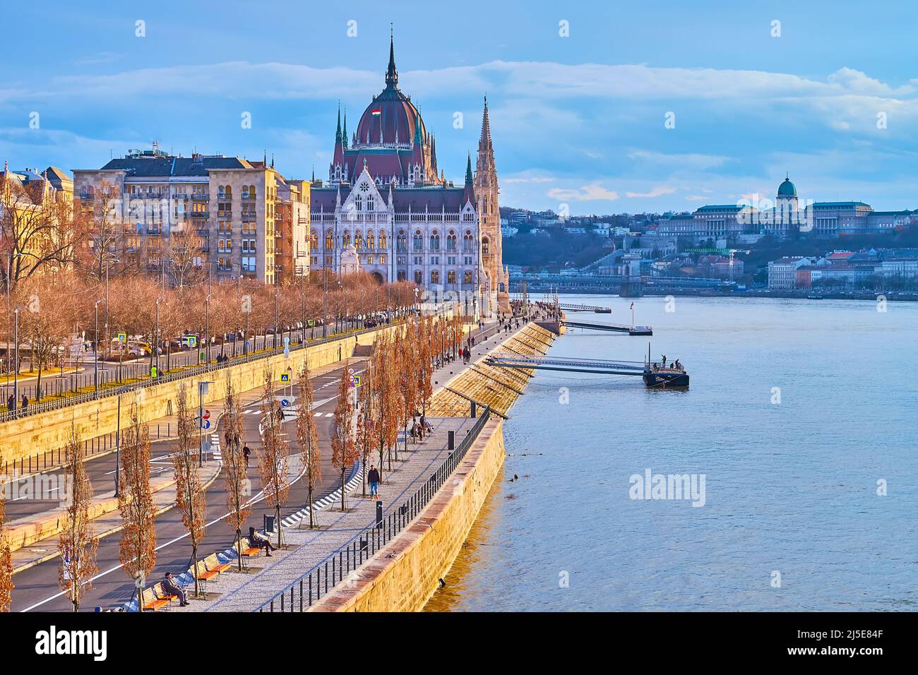 Die Margaretenbrücke beobachtet das ungarische Parlament, das sich am Jozsef-Antall-Ufer von Pest und der Budaer Burg am gegenüberliegenden Ufer von Da befindet Stockfoto