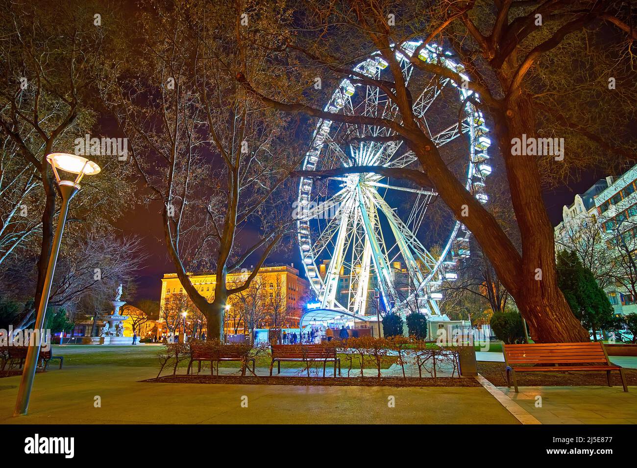 Das moderne beleuchtete Budapester Riesenrad befindet sich am Erzsebet-Platz in Ungarn Stockfoto