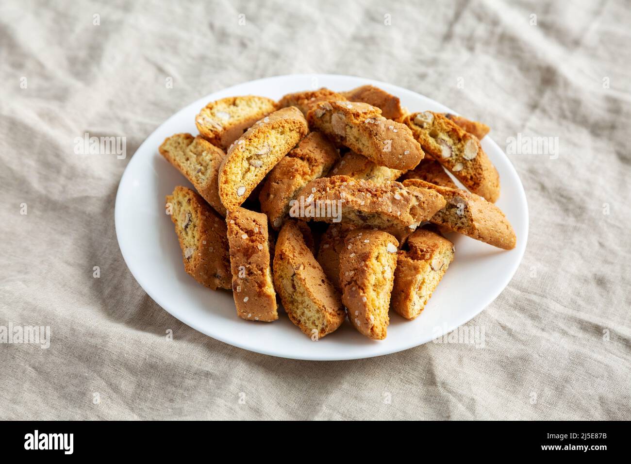 Hausgemachte italienische Cantuccini mit Mandeln auf weißem Teller ...