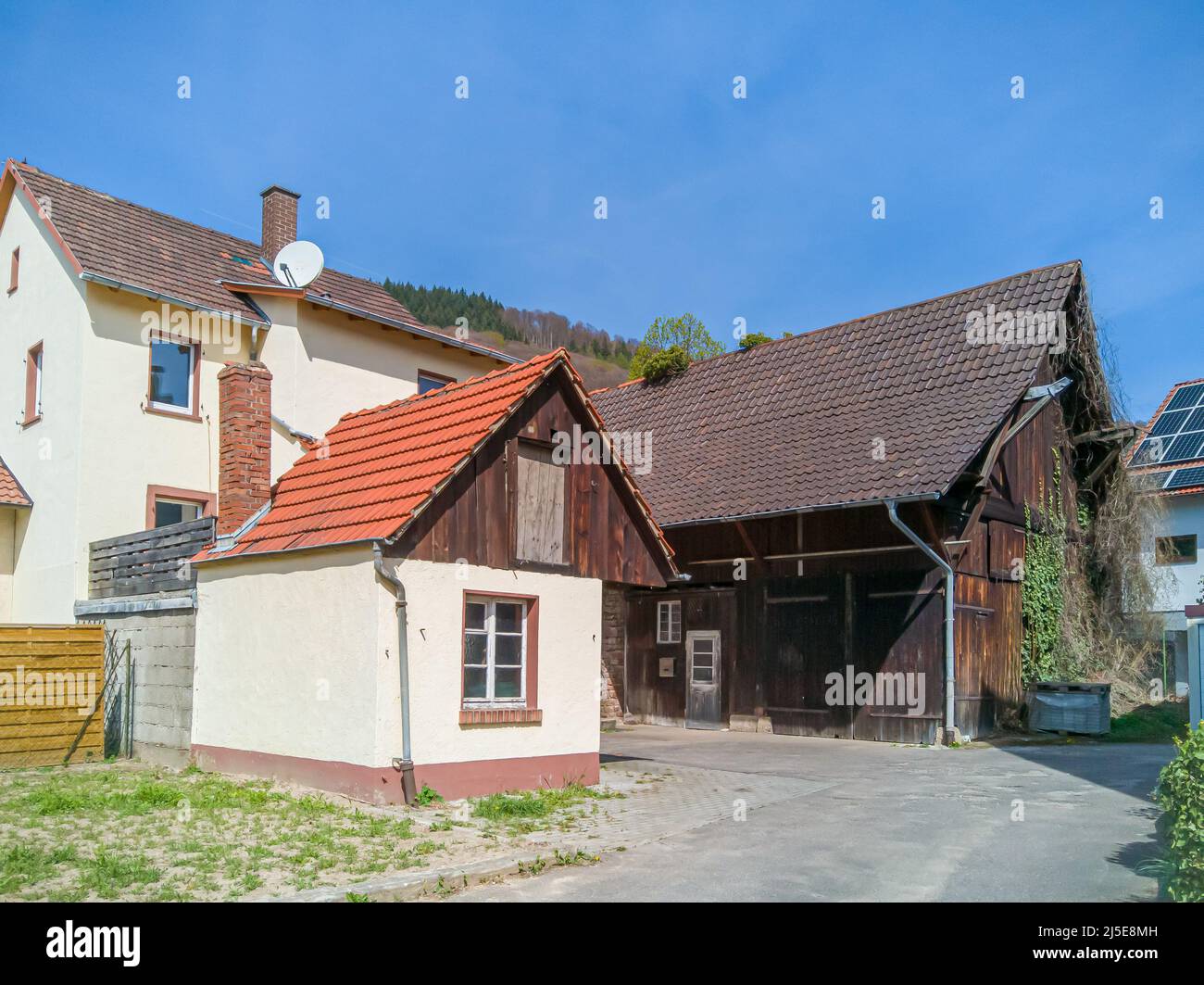 Alte Scheunengebäude am Rande einer kleinen deutschen Stadt erinnern an ehemalige landwirtschaftliche Nutzungen Stockfoto