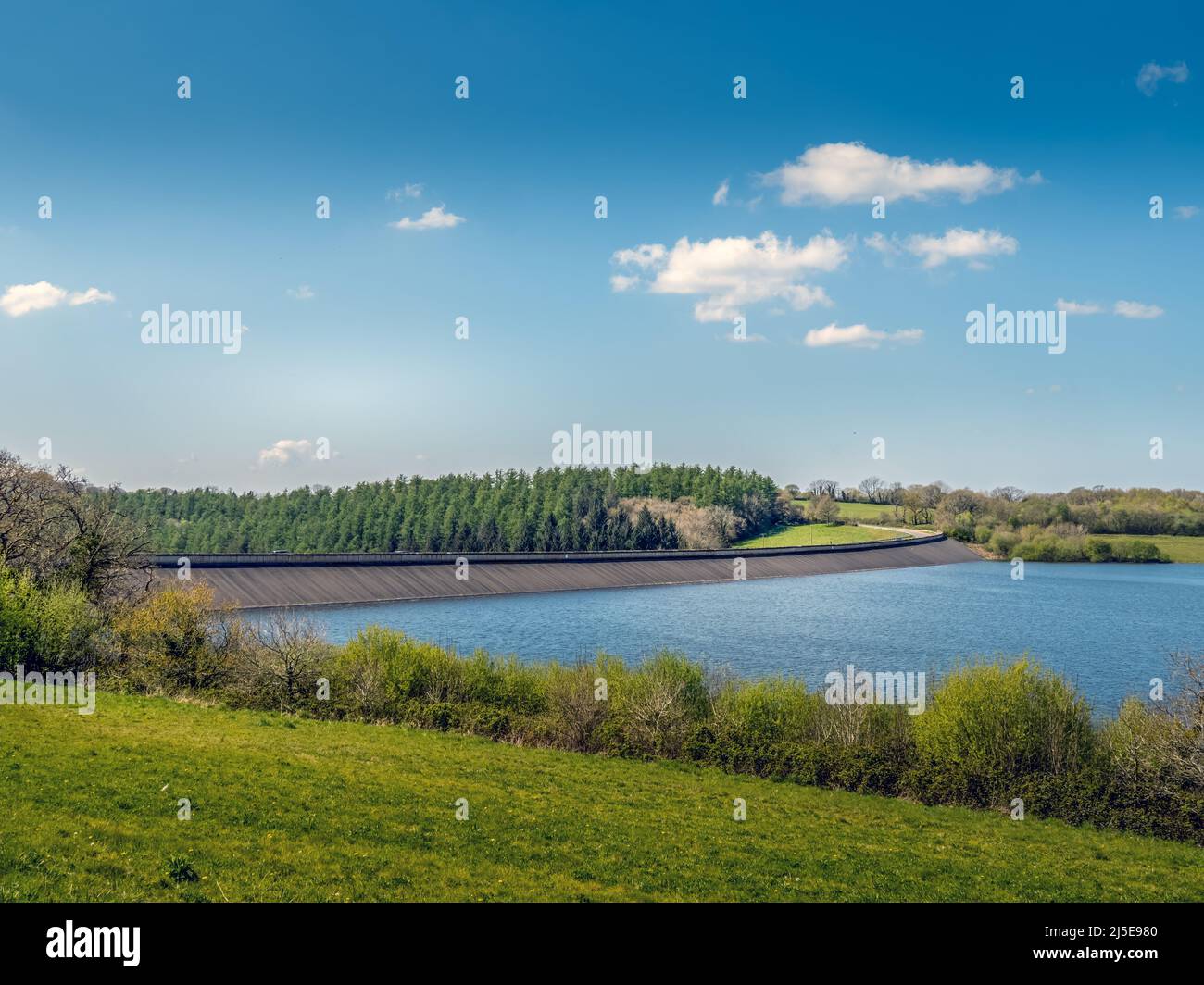 Blick auf Roadford Dam und Reservoir, Lake. Cornwall, England. Stockfoto