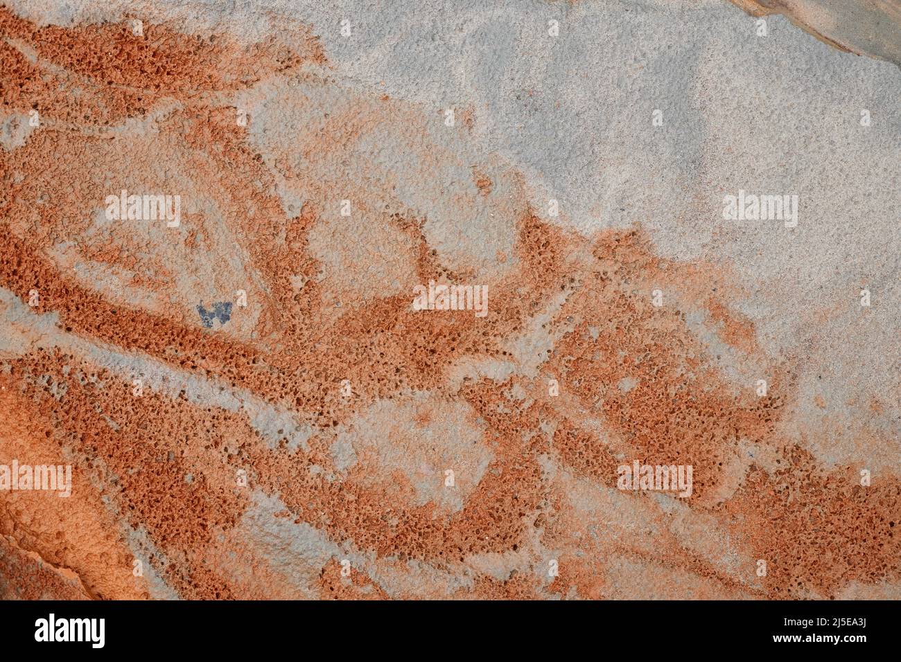 Hintergrund eines schmutzigen Sandbounds mit Schlamm und Löchern als Folge einer ökologischen Katastrophe Stockfoto