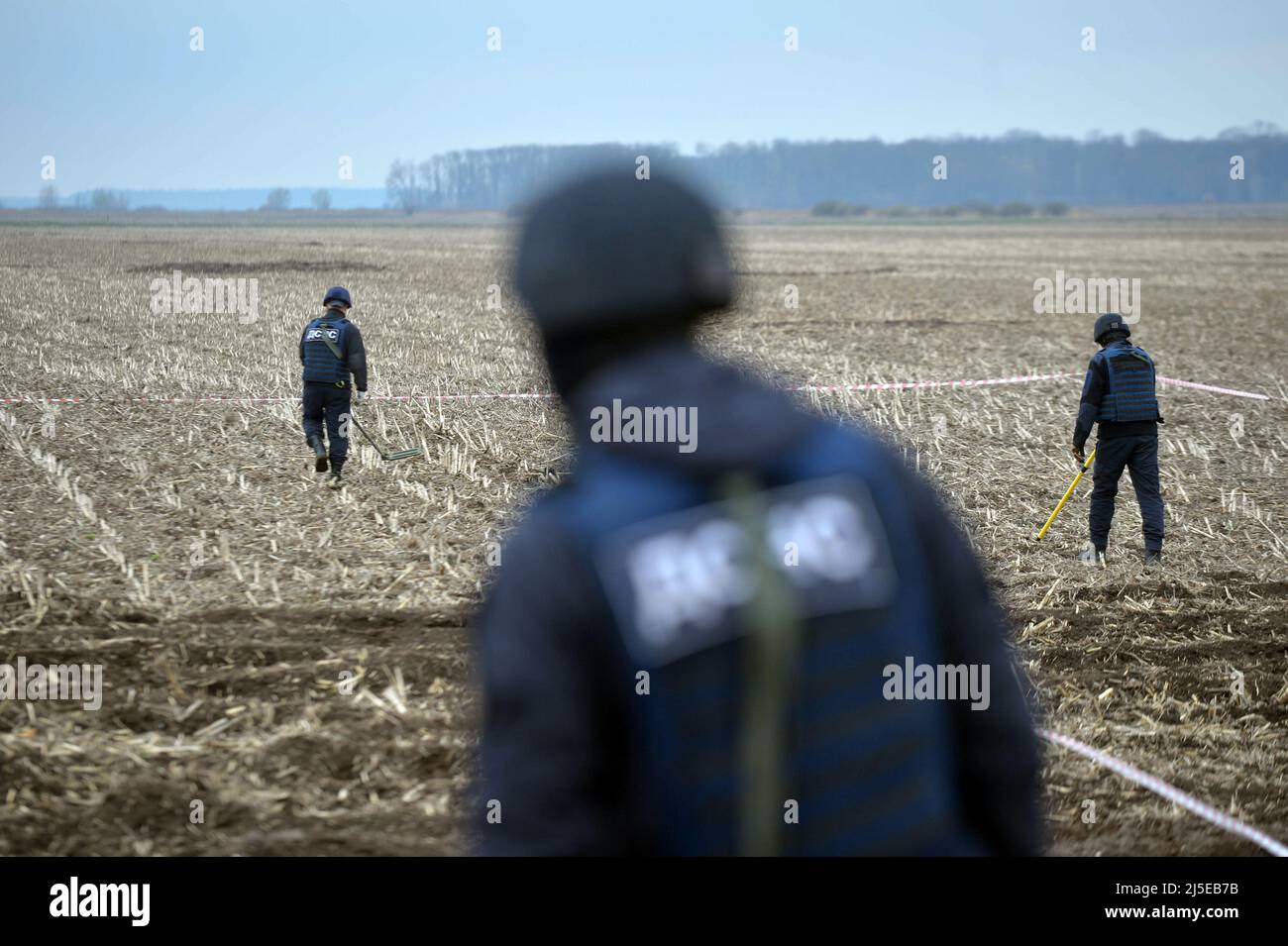 REGION KIEW, UKRAINE - 21. APRIL 2022 - EOD-Experten des staatlichen Notdienstes scannen den Boden während einer Minenräumungsmission in der Nähe von Bervytsia, einem V Stockfoto