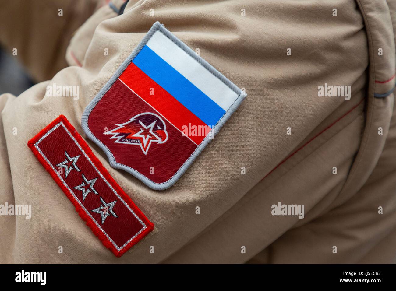 Aufnäher auf dem Ärmel mit russischer Flagge und dem Logo der Nationalen Bewegung der Kadetten der Jungen Armee in Moskau, Russland Stockfoto