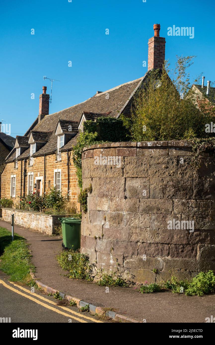 Fossile Bastion aus Cornbrash / Great Oolite Kalkstein an der Ecke von South View und Norton Street, Uppingham, Rutland. Stockfoto