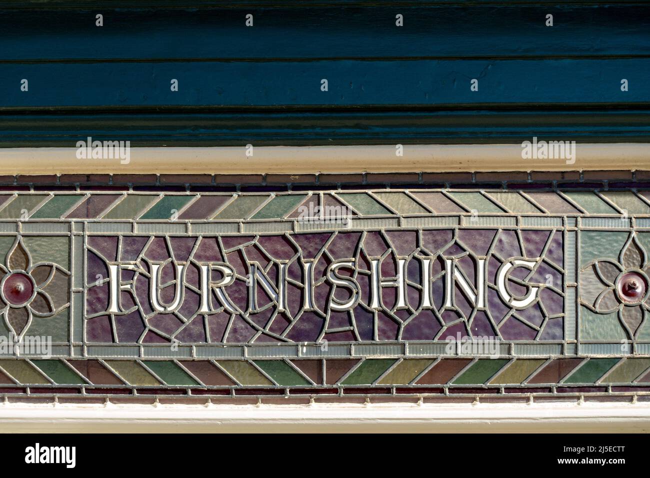 Alte Glasmalerei Einrichtungsgeschäft Schild Detail, Norton und Son traditionellen Hardware-Shop, Uppingham, Rutland, England, Großbritannien Stockfoto