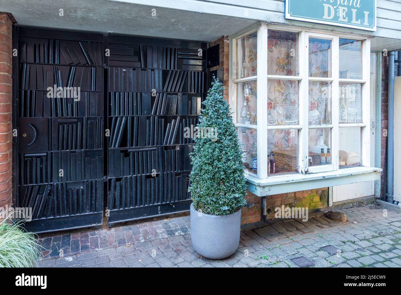 Ungewöhnliche Bücherregal / Bücherregal / Bücherregal Stil schwarze Metalltüren / Tore in Printers Yard, Uppingham, Rutland, England, UK Stockfoto