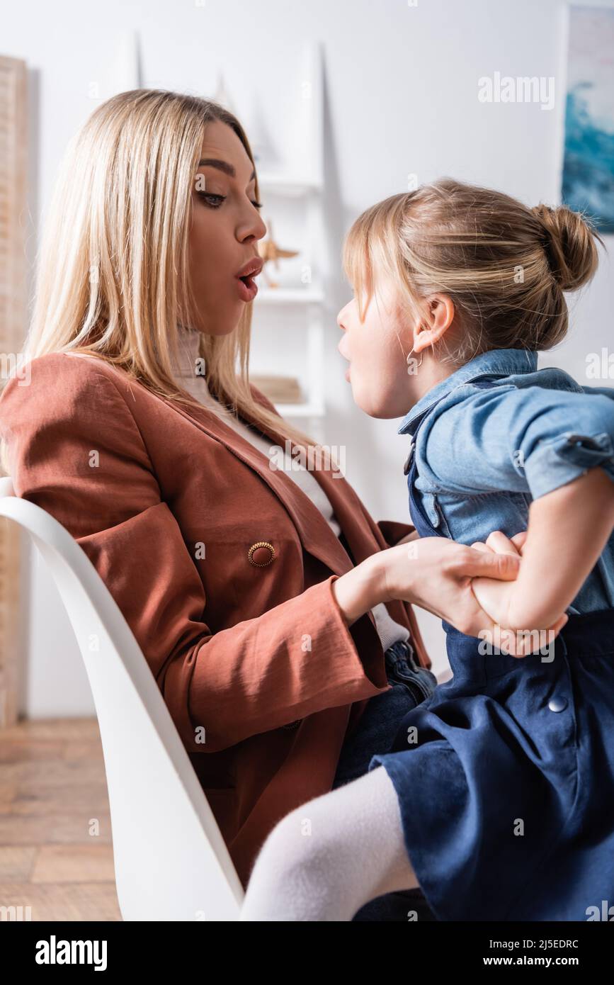 Logopädin und Kindergrimazing im Sprechzimmer Stockfoto