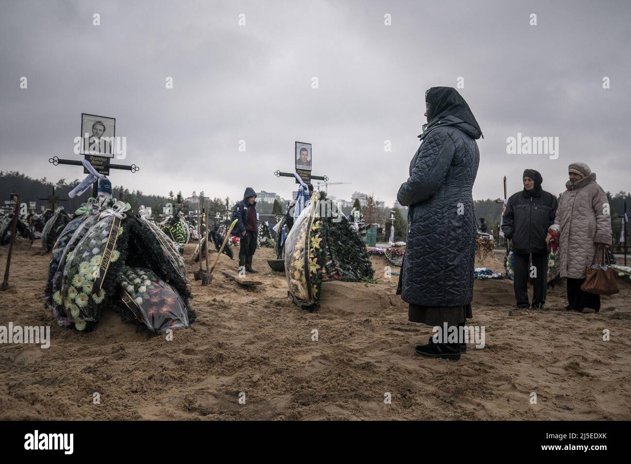 Irpin, Ukraine. 22. April 2022. Svitlana Pawliwna Fedorenko, 76, würdigt Fedorenko Viktor Dmytrevych, 86, auf einem Friedhof in Irpin Freitag, 22. April 2022. Dmytrevych war Chirurg und starb an einer Lungenentzündung, die durch COVID verursacht wurde, nachdem er einen Monat lang in einem Keller von den russischen Soldaten gelebt und versteckt hatte. Ein Militärkommandeur in Moskau sagte am Freitag, dass das Ziel der neuen russischen Phase des Krieges darin besteht, die gesamte Kontrolle über die Süd- und Ostukraine zu übernehmen und die Region Donbas über Land mit der Krim zu verbinden. Foto von Ken Cedeno/UPI . Kredit: UPI/Alamy Live Nachrichten Stockfoto