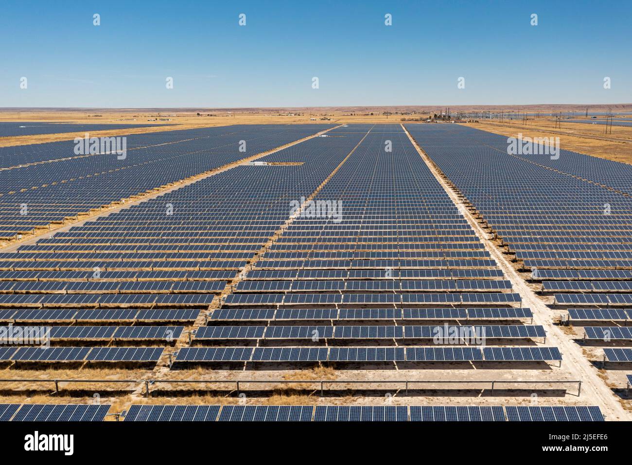 Roswell, New Mexico - die Solarenergiezentren Roswell und Chaves County sind das größte Solarprojekt in New Mexico. Es hat etwa 600.000 Sonnenkollektoren Stockfoto