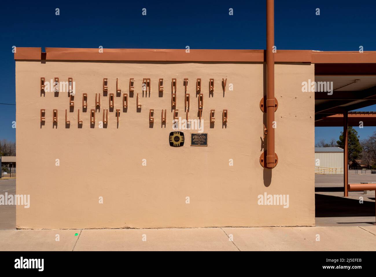 Artesia, New Mexico - der oberirdische Eingang zur Abo-Grundschule, einer unterirdischen Schule und einem Fallout-Schutzraum, der 1962 auf der Höhe von erbaut wurde Stockfoto