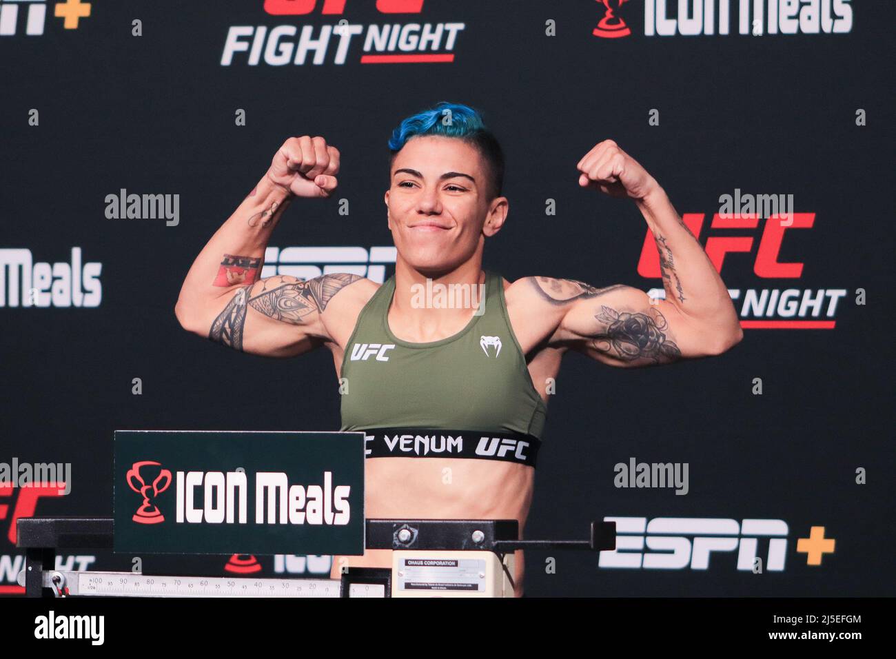 Las Vegas, USA. 22. April 2022. LAS VEGAS, NV - 22. APRIL: Jéssica Andrade tritt während der UFC-Kampfnacht 205 auf die Waage: Lemos gegen Andrade: Wägen Sie am 22. April 2022 in Las Vegas, Nevada, USA, bei der UFC Apex ein. (Foto von Diego Ribas/PxImages) Credit: Px Images/Alamy Live News Stockfoto